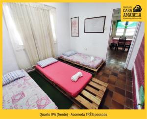 Tempat tidur dalam kamar di Casa Amarela Blumenau Hospedagem Alternativa
