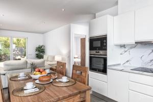 uma cozinha e sala de estar com uma mesa com frutas em La Grama I comodidad y excelente ubicación em Breña Alta