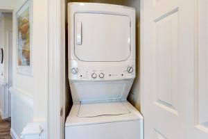 Una lavadora y secadora blancas en un armario en Sunrise Paradise, en Hatteras