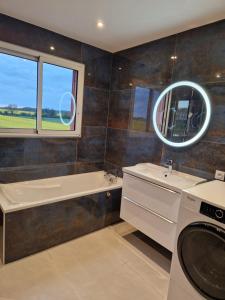 Ένα μπάνιο στο Villa 220 m2 avec 5 chambres 6 lits doubles 2 toilettes 2 salles de bain