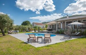 Bazén v ubytování Ariadni Vista Mare Villa by "elite" nebo v jeho okolí