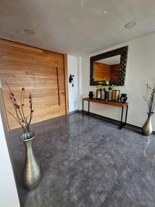 une pièce avec deux vases contenant des fleurs dans l'établissement Casa Aguila Gran Reserva, à Ixtapan de la Sal