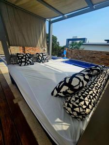 un lit avec des oreillers posé sur un toit dans l'établissement Casa Aguila Gran Reserva, à Ixtapan de la Sal 53 autres photos