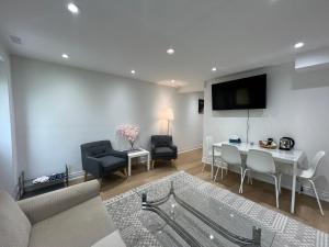 uma sala de estar com um sofá e uma mesa em Cozy, brand-new, 2BDR,walkout apt, free parking em Richmond Hill