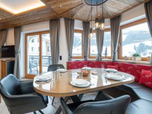 ein Esszimmer mit einem Tisch und Stühlen in der Unterkunft Arianne Ski in - Ski out in Saalbach-Hinterglemm