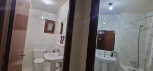 een badkamer met toilet, wastafel en douche bij Appartement quiet sympa Rabat in Rabat +22 foto's