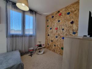 ein Schlafzimmer mit einer Wand mit einer Felswand in der Unterkunft Le Catamaran in Sallèles-dʼAude
