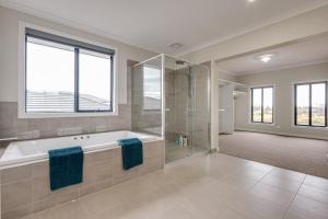 Φωτογραφία από το άλμπουμ του StayAU Spacious 6BR House with Pool Table Urban Home σε Wyndham Vale