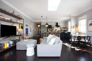 Modern Muse, Bellevue Hill في سيدني: غرفة معيشة مع أريكة وطاولة