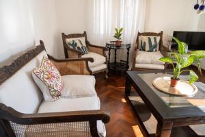 sala de estar con sillas y mesa de centro en Casco histórico a una cuadra de la plaza principal en Salta