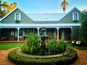 a house with a fountain in front of it at De Dapper Huys in Philadelphia