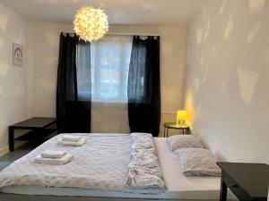 Postel nebo postele na pokoji v ubytování Budget Chalet at Lucerne City!