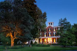 切斯特顿Brampton 1860的前面有一棵树的大砖房子