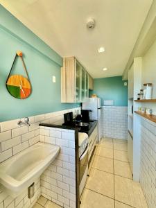 cocina con bañera y fregadero en AllMar Flats - Apartamentos frente mar - Beach Village, en Fortaleza