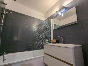 bagno con doccia, lavandino e specchio di Gîte Ouzouer-sur-Loire, 5 pièces, 8 personnes - FR-1-590-281 a Ouzouer-sur-Loire