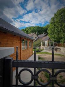 une maison en bois avec une clôture devant elle dans l'établissement Seosko domaćinstvo Đed Radoš, à Nikšić
