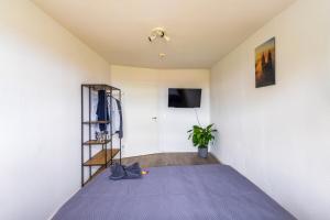 a bedroom with a purple bed and a plant at Apartment an der Uni Klinik in Magdeburg