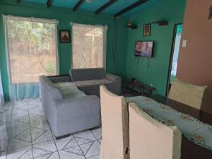 ein Wohnzimmer mit einem Sofa und einem Tisch in der Unterkunft Casa #6 cabinas san gerardo in San José