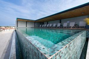 ein Schwimmbad mit blauem Wasser in einem Gebäude in der Unterkunft Ancora Punta Mita in Punta Mita