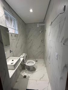 a white bathroom with a toilet and a sink at Coliving Brooklin e Chácara Santo Antonio in Sao Paulo