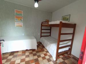 1 Schlafzimmer mit 2 Etagenbetten in der Unterkunft Suites Delicia in Passa Quatro