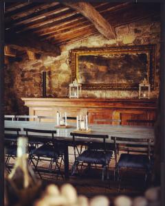 Dimora Buonriposo Pienza Country House في Contignano: طاولة خشبية كبيرة مع كراسي في الغرفة