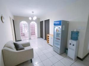 危地馬拉的住宿－Urban Home，带沙发和冰箱的客厅
