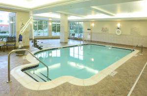 una gran piscina en un hospital en Hilton Garden Inn Frederick, en Frederick