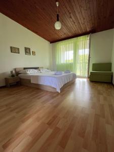 1 dormitorio grande con 1 cama y techo de madera en Seaside holiday house Okrug Donji, Ciovo - 2403 en Donji Okrug