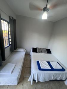 阿圖爾諾蓋拉的住宿－Quarto de Casal Pousada Dos Ypês，一间卧室设有两张床和窗户。