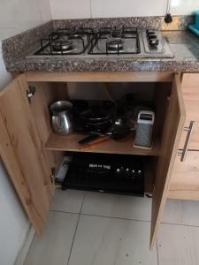 un bancone della cucina con piano cottura e alcune pentole e padelle di Casa Hamburgo a Pereira