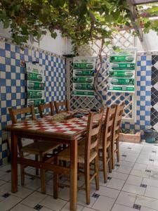 Chapadão Hostel في لينكويس: طاولة وكراسي خشبية في غرفة بها بلاط