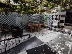 - un restaurant avec une table et des chaises dans la chambre dans l'établissement Chapadão Hostel, à Lençóis