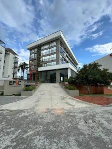 a large building with a road in front of it at Cercano al Aeropuerto y nuevo in Pereira