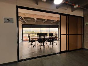 a conference room with a table and chairs in an office at Cercano al Aeropuerto y nuevo in Pereira