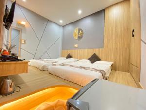 Habitación con 2 camas y TV. en Hong My Hotel, en Kon Tum (2)