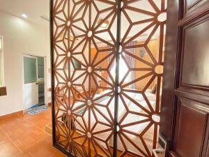 drewniane drzwi z drewnianym wzorem w obiekcie Hong My Hotel w mieście Kon Tum (2)