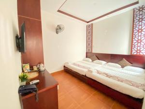 sypialnia z dużym łóżkiem w pokoju w obiekcie Hong My Hotel w mieście Kon Tum (2)