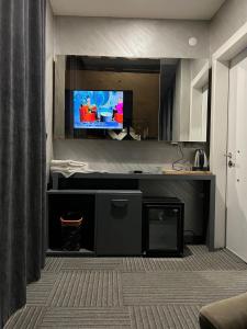Royal Suit Premium في إسطنبول: غرفة معيشة مع تلفزيون بشاشة مسطحة على جدار