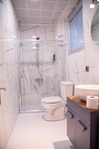 y baño con ducha, aseo y lavamanos. en Royal Suit Premium en Estambul