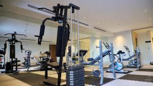 um ginásio com muito equipamento de exercício e espelhos em Five Seasons Hotel em Tabuk