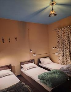 Ένα ή περισσότερα κρεβάτια σε δωμάτιο στο Atharva Satvik Homestay