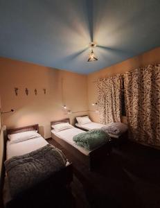 Ένα ή περισσότερα κρεβάτια σε δωμάτιο στο Atharva Satvik Homestay