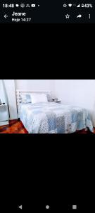 Una foto de un dormitorio con una cama en una habitación en Emoções na quadra da praia, en Río de Janeiro
