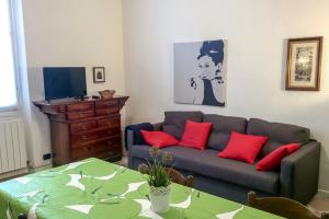 ein Wohnzimmer mit einem Sofa und einem Tisch in der Unterkunft Romeo Apartments in Santa Margherita Ligure