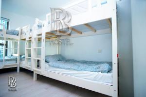 ドバイにあるRb Hostel Jbrの二段ベッド2組が備わる客室です。