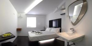 TV a/nebo společenská místnost v ubytování Absoluto Design Hotel