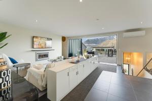 Posezení v ubytování Queenstown Lake and Mountain View Retreat Free Wifi Free Street Parking