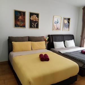 una camera da letto con un letto con scarpe rosse di Teega Cozy 2 Guests 35th floor WI-FI City View a Nusajaya