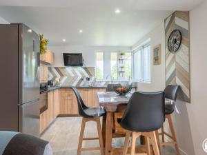 cocina con mesa de madera y sillas en Gîte Abbecourt, 3 pièces, 4 personnes - FR-1-526-46 en Abbecourt